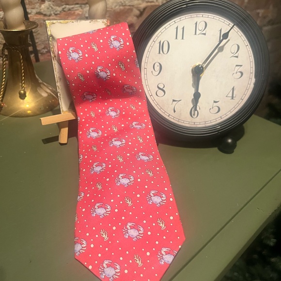 Vineyard Vines Other - Vineyard Vines pink Tie with crab Pattern